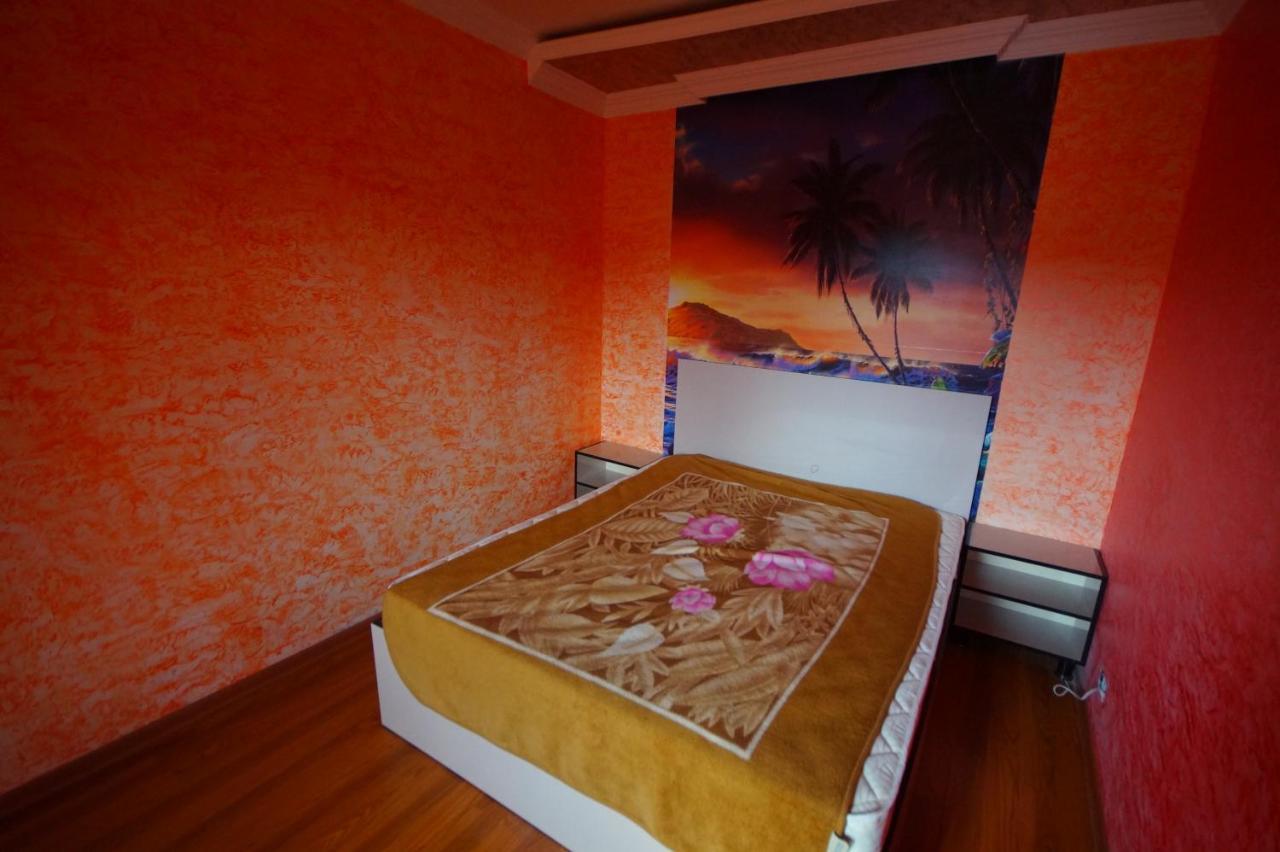 ホテル Oasis Gasamania バトゥーミ 部屋 写真
