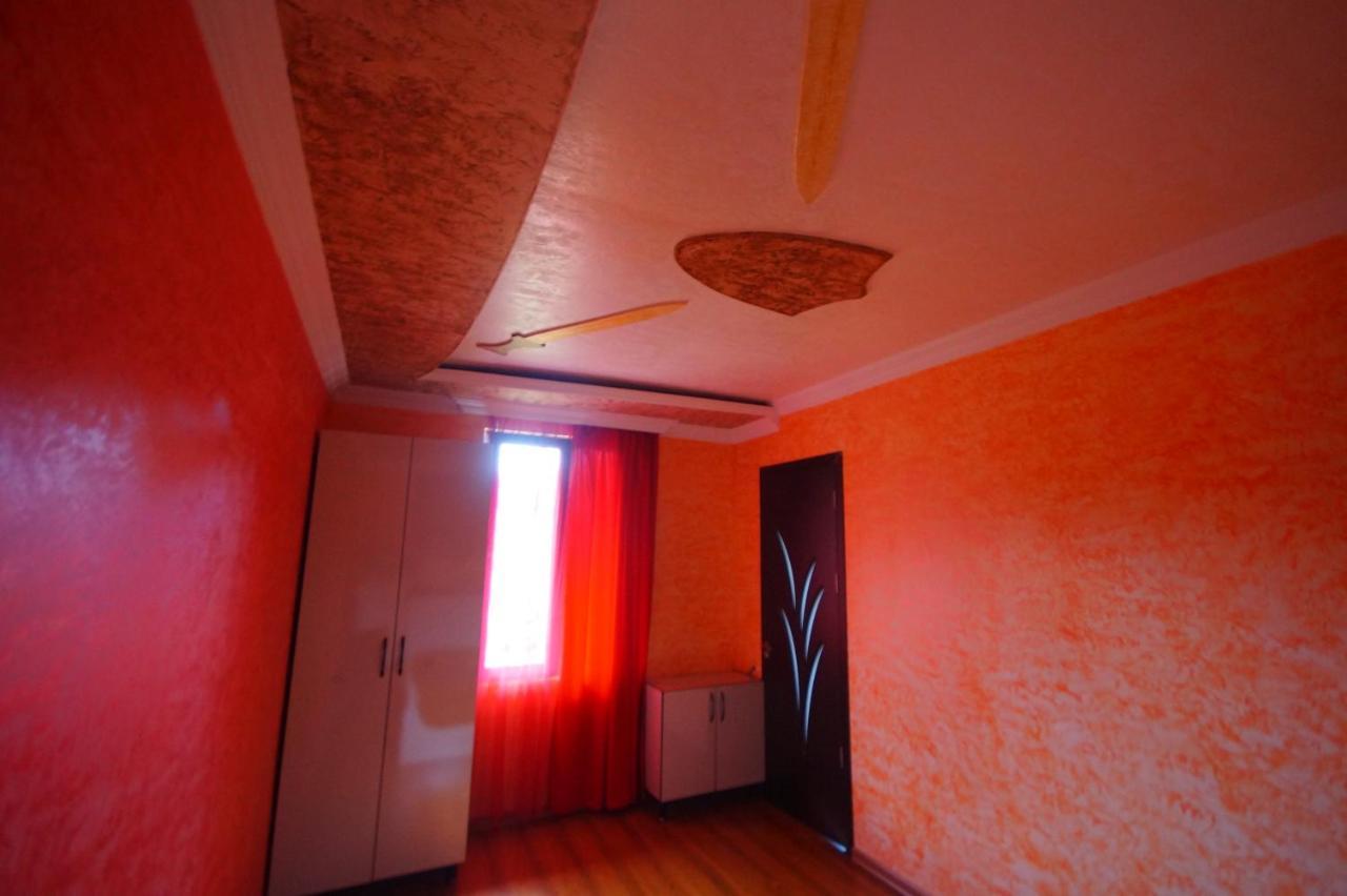 ホテル Oasis Gasamania バトゥーミ 部屋 写真